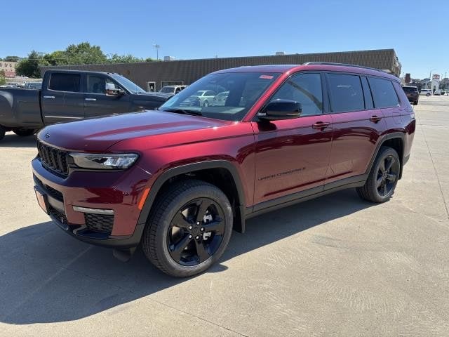 2025 Jeep Grand Cherokee GRAND CHEROKEE L LIMITED 4X4 in Velvet Red Pearl-Coat Exterior Paint — front three-quarter view