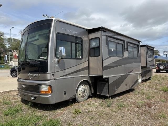 2005 Freightliner Xc Chassis Base in Champagne — front three-quarter view